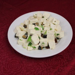 B~10 .  Cold Preserved Egg Tofu <br> 凉拌皮蛋豆腐<br>